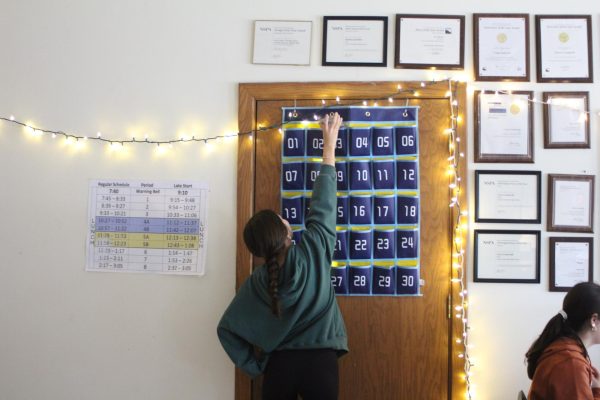 Photo demonstration by LION reporter displays a potential approach to some classrooms’ phone pouch policy (McCracken/LION).