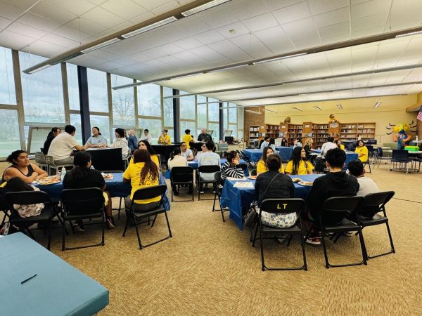  Multilingual families attend Bilingual Parent Advisory Committee meeting on April 15 in SC library (photo courtesy of Jacobo). 

