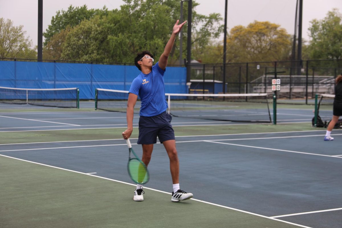 Rohan Nagale ‘26 rehearses his serve during warm-ups on April 30 on the SC tennis courts (Huang/LION).